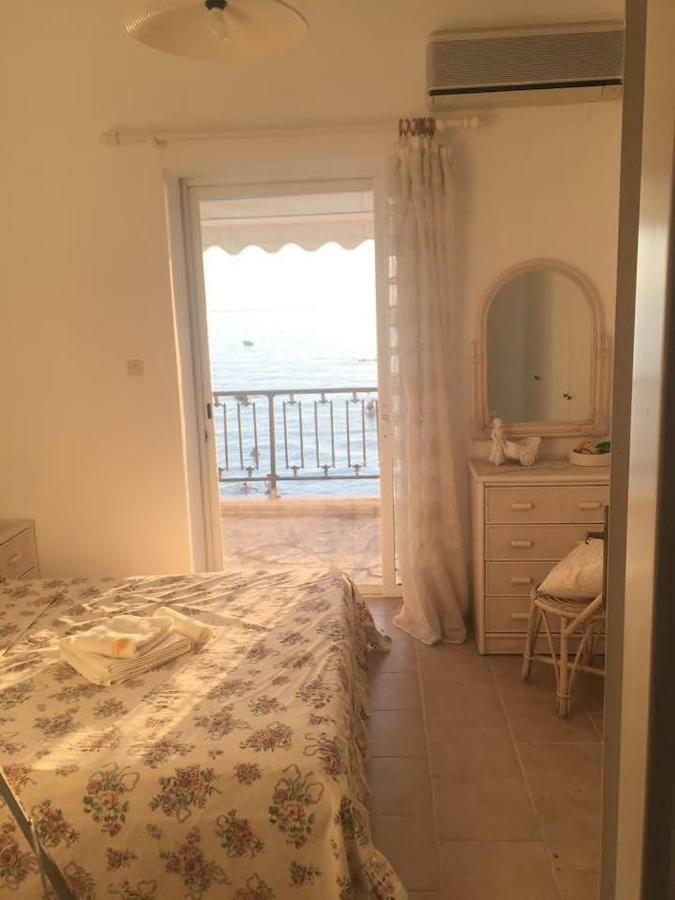 Seafront Maisonette In フォルカ エクステリア 写真
