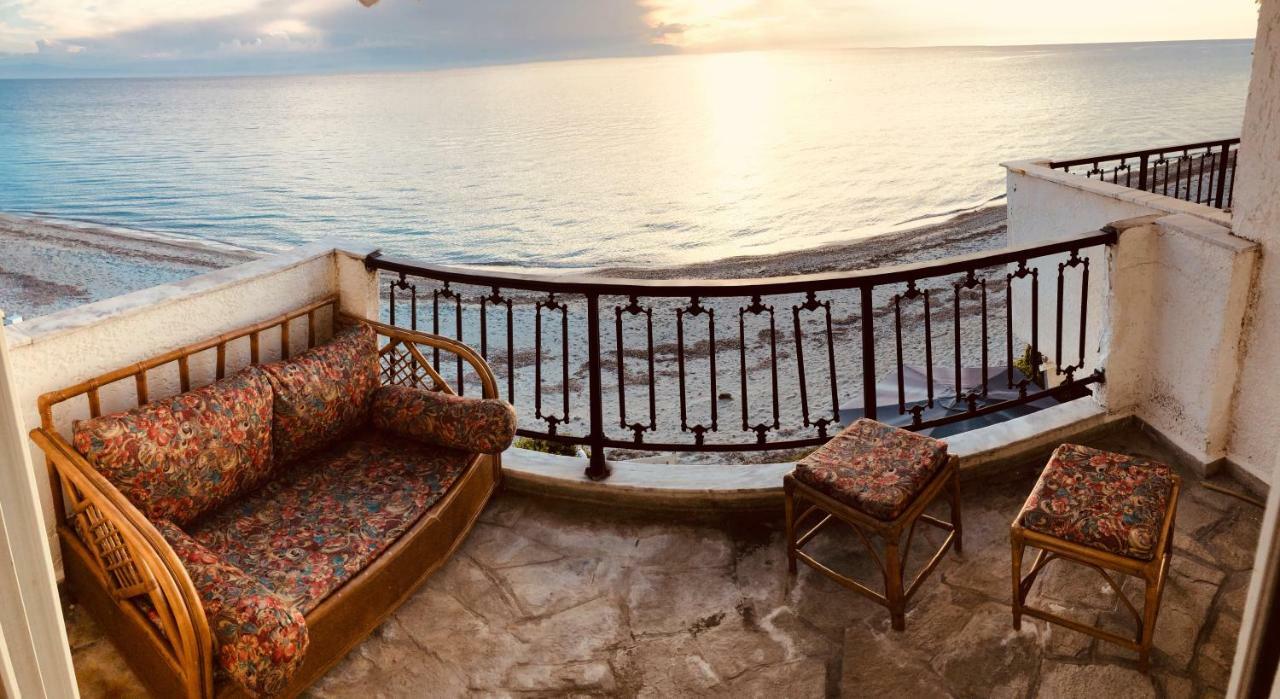 Seafront Maisonette In フォルカ エクステリア 写真