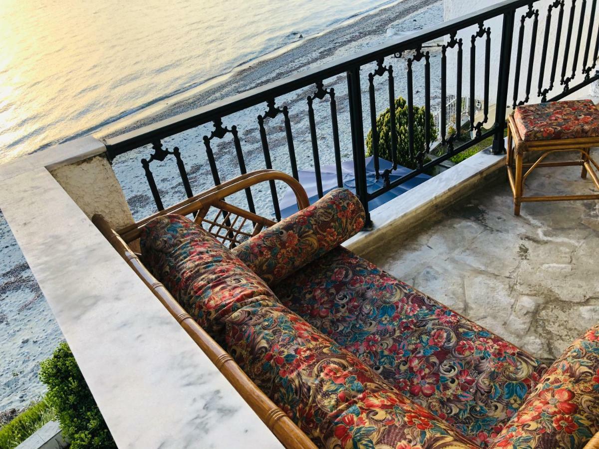 Seafront Maisonette In フォルカ エクステリア 写真