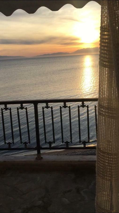 Seafront Maisonette In フォルカ エクステリア 写真